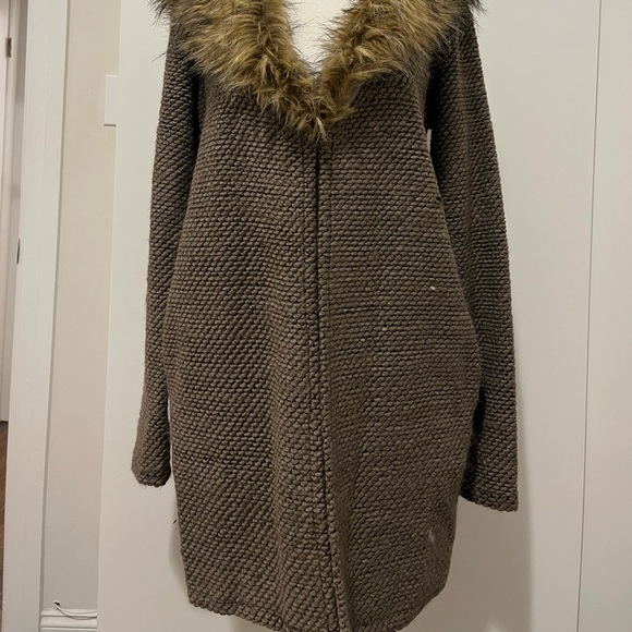 WRAP WITH SINGLE CLASP / FAUX FUR / NEW WITH TAGS NEVER USED / COZY KNIT - Picture 6 of 7
